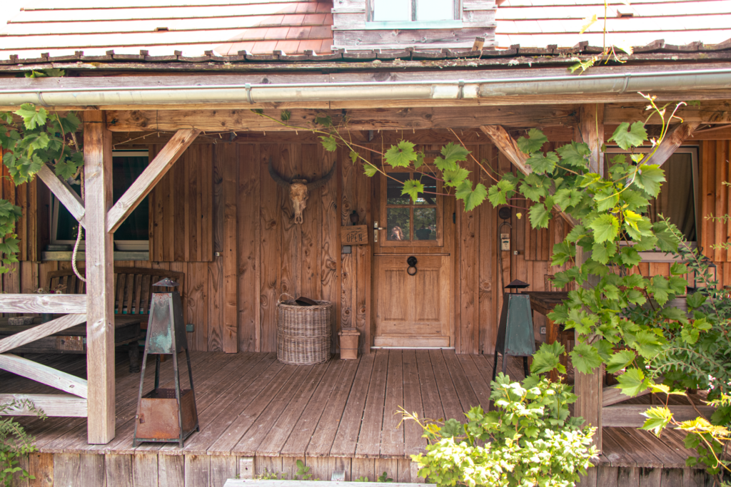 Façade en bois d'un chalet du Morvan et sa terrasse