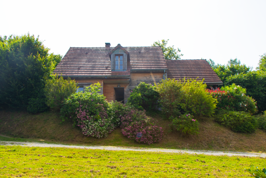 Chalet du Morvan et son jardin fleuri