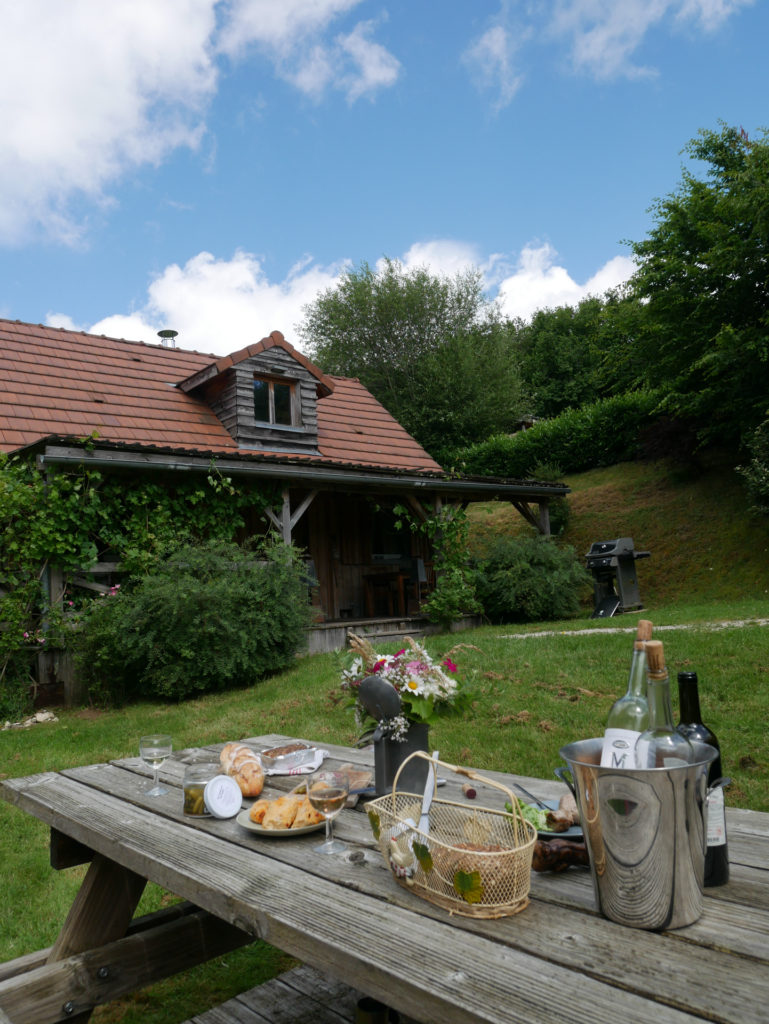 Chalet du Morvan en bois entouré de verdure, avec terrasse