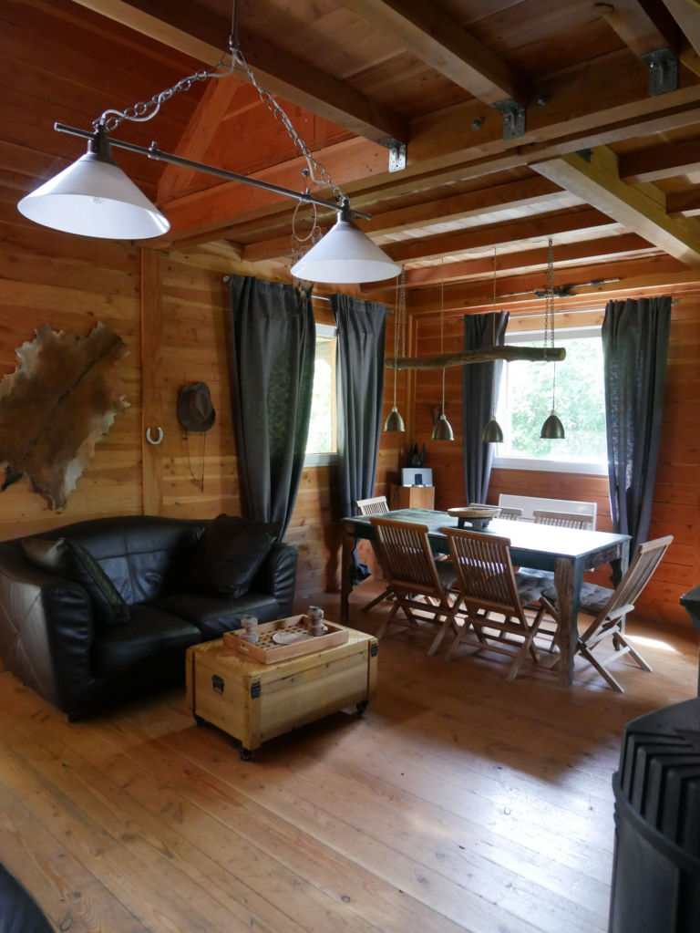 Salle à manger conviviale d'un chalet du Morvan
