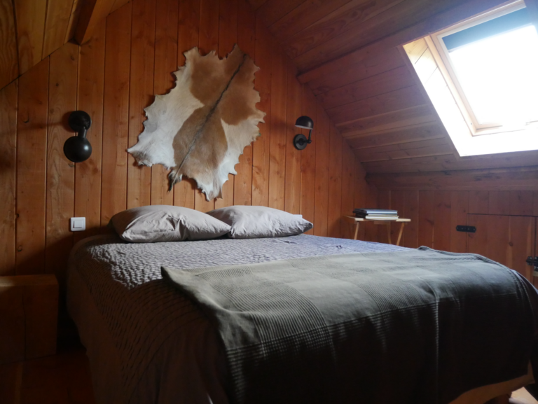 Chambre lambrissée d'un chalet du Morvan
