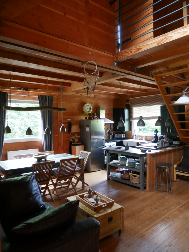 Cuisine et coin séjour d'un chalet du Morvan