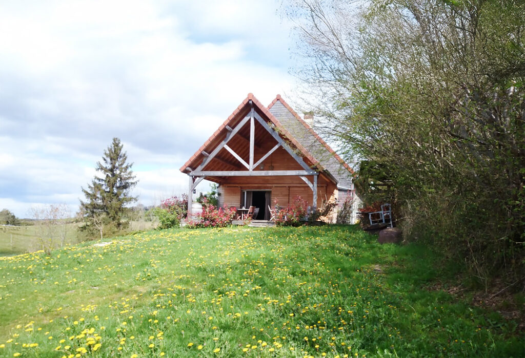 Le Grand Chalet du Morvan, ossature bois dans un cadre verdoyant