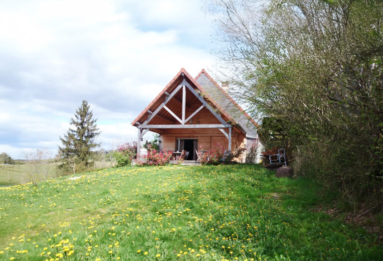 Le Grand Chalet du Morvan, ossature bois dans un cadre verdoyant