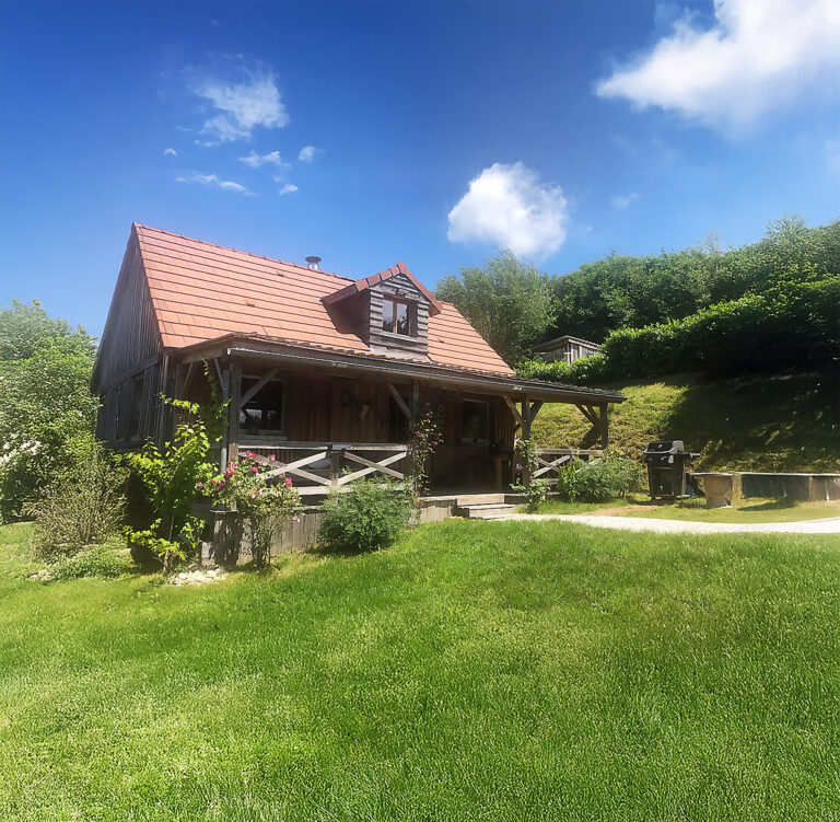Chalet du Morvan au toit de tuiles avec terrasse couverte